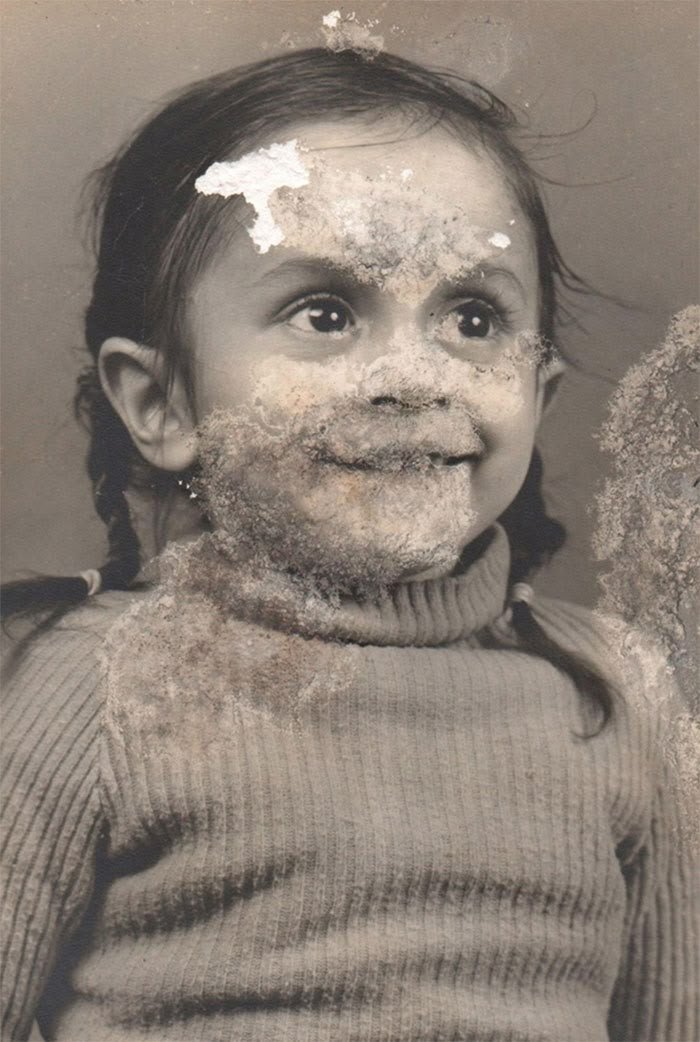 Portrait très détérioré de la petite fille avant restauration